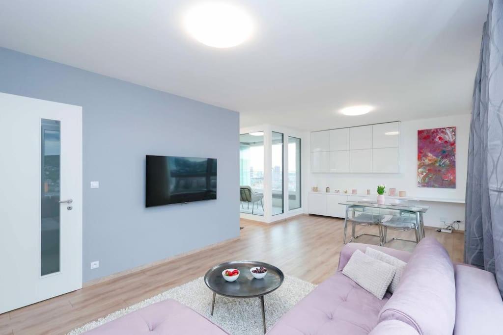 Danubius One - Spacious Apartment W Free Parking Bratislava Esterno foto