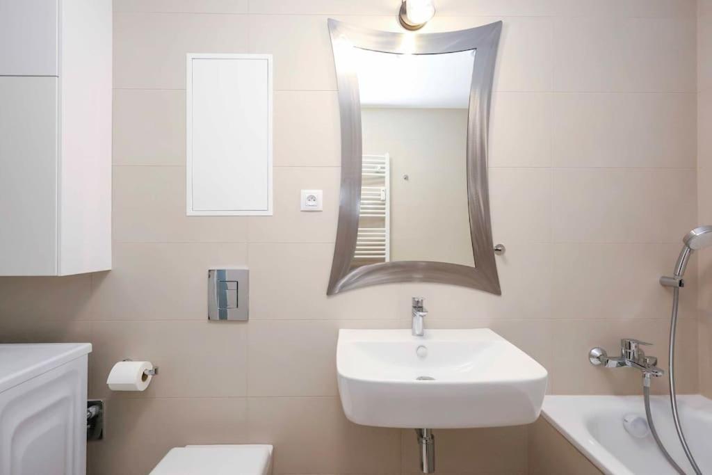 Danubius One - Spacious Apartment W Free Parking Bratislava Esterno foto