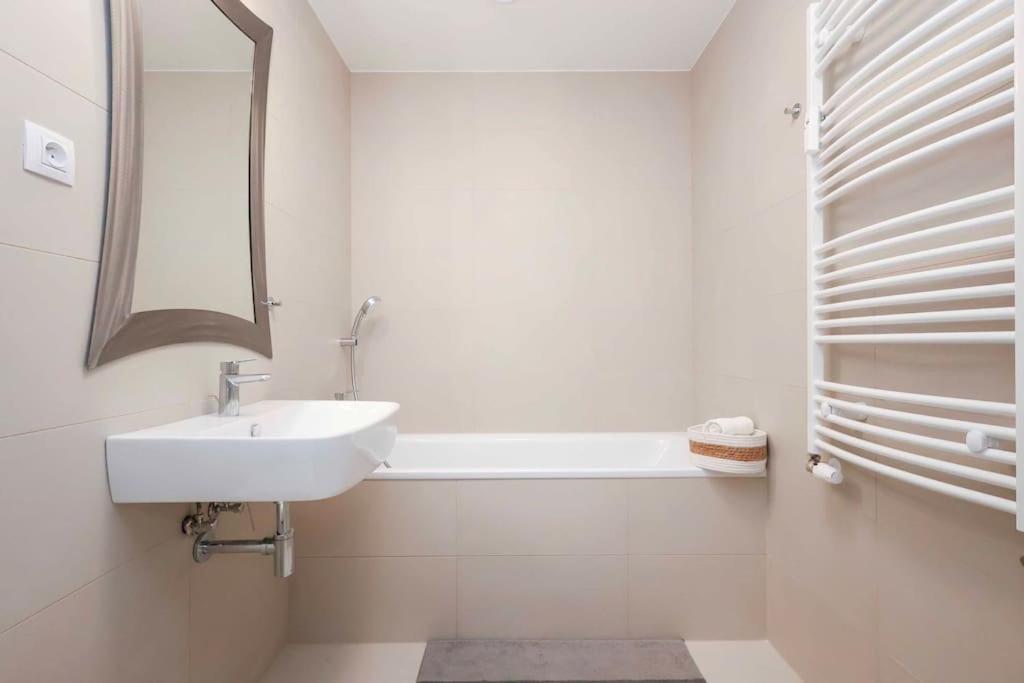 Danubius One - Spacious Apartment W Free Parking Bratislava Esterno foto